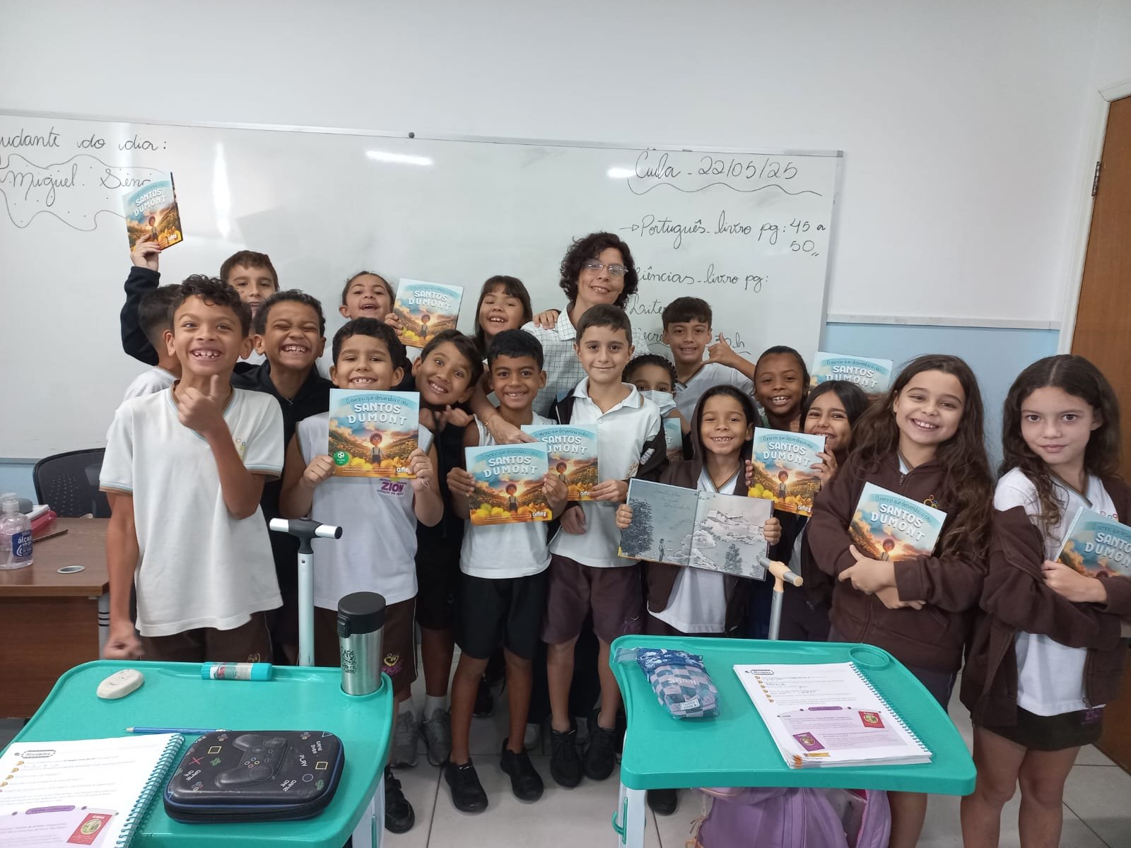 Alunos do Instituto Educacional Zion usando o material Santos Dumont